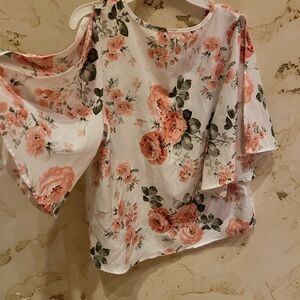 🌸 Silky Like Floral Blouse 🌸Slit Sleeves 🛍 Bundle 3+ items & save 20%! Size L